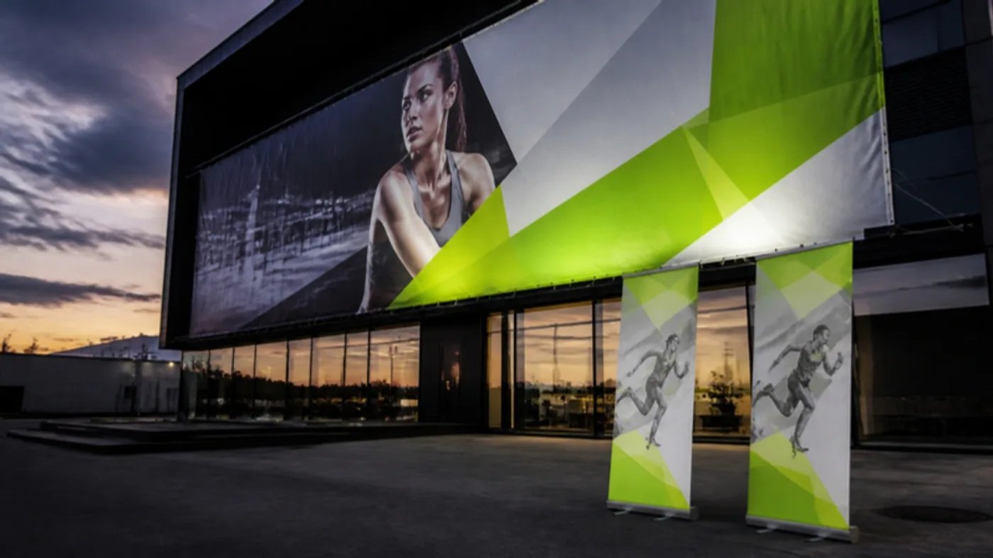 Baner wielkoformatowy na elewacji budynku i roll-upy