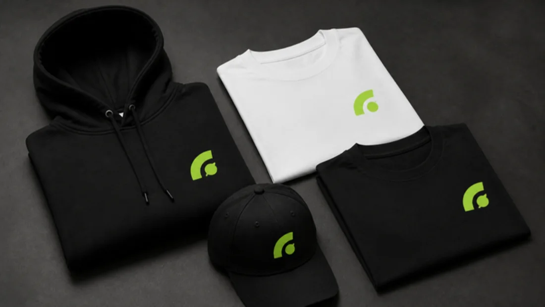 Koszulki, bluza i czapka z nadrukiem logo