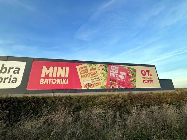 Baner na elewacji hali – realizacja Komplexdruk