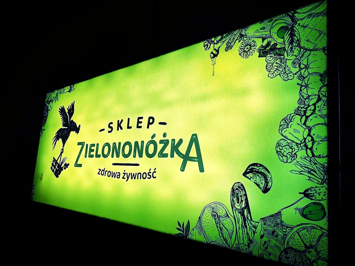 Podświetlany kaseton reklamowy nad wejściem do sklepu