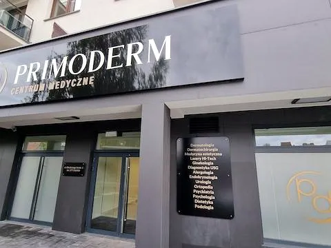 Litery 3D i tablica na elewacji centrum medycznego – realizacja Komplexdruk
