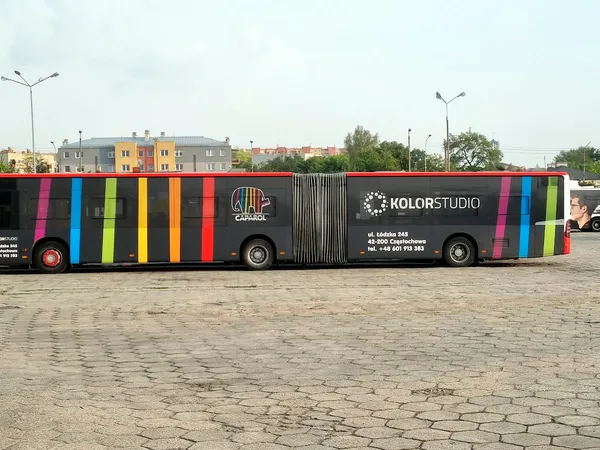 Oklejanie autobusu przegubowego – realizacja Komplexdruk