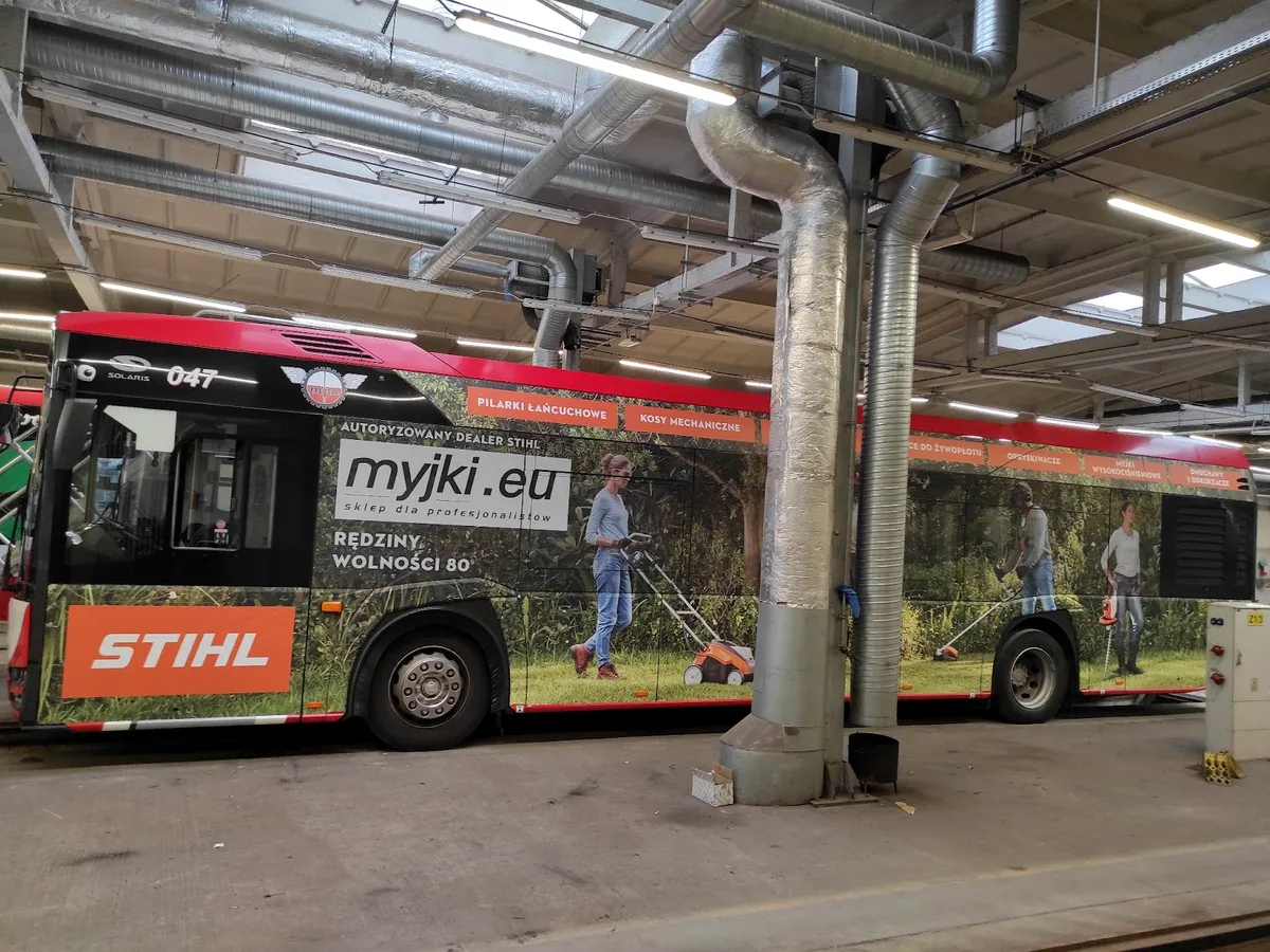 Autobus oklejony reklamą przez Komplexdruk