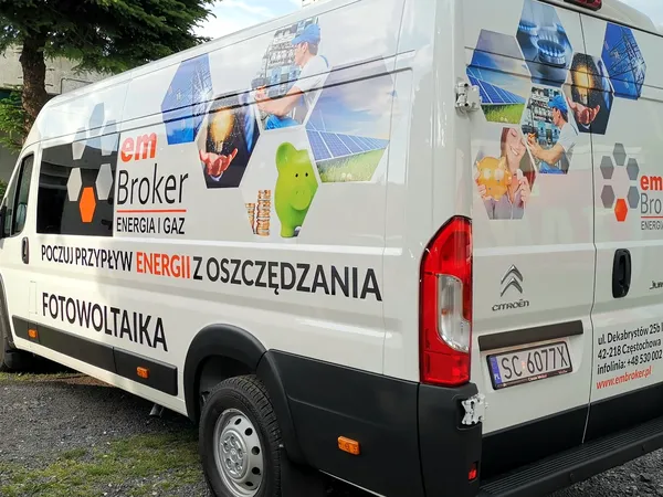 Oklejanie busa firmowego – realizacja Komplexdruk