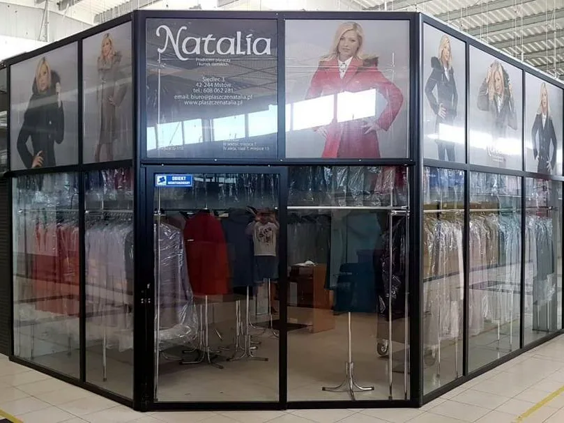 Witryny butiku oklejone grafiką z kolekcją
