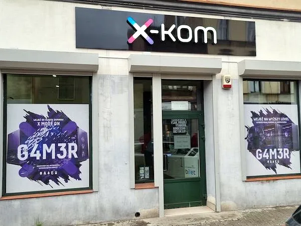 Oklejanie witryn sklepu – realizacja Komplexdruk