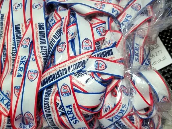 Smycze z nadrukiem dla klubu – realizacja Komplexdruk