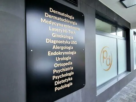 Tablica informacyjna z listą gabinetów – realizacja Komplexdruk