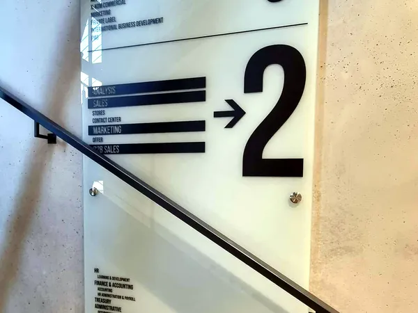 Oznakowanie kierunkowe w budynku – realizacja Komplexdruk