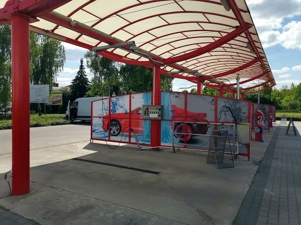 Grafiki na myjni samochodowej – realizacja Komplexdruk